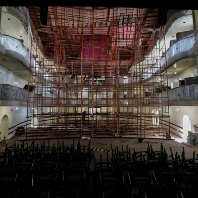 PORTO ALEGRE, RS, BRASIL, 21-10-2025: Obras de revitalização do Theatro São Pedro. Os avanços das obras no tradicional espaço cultural do Centro Histórico de Porto Alegre agora chegam a parte superior da estrutura. O teto e o histórico lustre do local são as próximas etapas das obras. As intervenções na estrutura do prédio são a maior ação de reforma desde 1984.  Foto: Renan Mattos / Agência RBS<!-- NICAID(16150955) -->