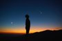 Homem olhando para o céu à noite - Foto: astrosystem/stock.adobe.comIndexador: Milan Gucic milangucic@gmail.comFonte: 544303933<!-- NICAID(15390043) -->