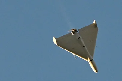 A drone flies over Kyiv during an attack on October 17, 2022, amid the Russian invasion of Ukraine. - Ukraine officials said on October 17, 2022 that the capital Kyiv had been struck four times in an early morning Russian attack with Iranian drones that damaged a residential building and targeted the central train station. (Photo by Sergei SUPINSKY / AFP)Editoria: WARLocal: KyivIndexador: SERGEI SUPINSKYSecao: warFonte: AFPFotógrafo: STF<!-- NICAID(15236987) -->