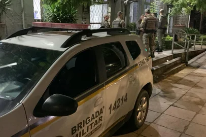 Presos aguardam vagas no sistema prisional dentro de viaturas no Palácio da Polícia<!-- NICAID(16248285) -->