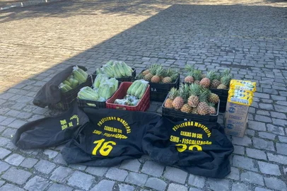 Secretaria Municipal de Fiscalização (SMU) apreende 150 quilos de alimentos na Praça das Feiras, em Caxias do Sul. <!-- NICAID(15521810) -->