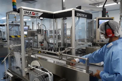 O Ministério da Saúde e a Fundação Oswaldo Cruz (Fiocruz) apresentaram nesta terça-feira (22) as primeiras vacinas covid-19 totalmente produzidas em solo nacional. De forma simbólica, os imunizantes da AstraZeneca, fabricados na sede da Fiocruz, no Rio de Janeiro, foram aplicados em seis pessoas pelo ministro Marcelo Queiroga durante um evento realizado em Brasília (DF).<!-- NICAID(15023803) -->