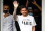 Com camisa de Paris, Messi desembarca na França para assinar com o PSG
