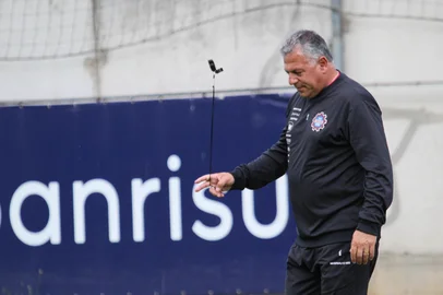 O Caxias treinou visando os próximos jogos do Gauchão. Na foto, o técnico Luizinho Vieira.<!-- NICAID(15965482) -->