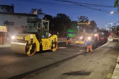 Neste momento, o bloqueio é para quem sai do bairro pela Av Marcopolo,  devendo acessar a rua Francisca Xavier. O local está sinalizado. Está liberado o trânsito para quem acessa a Av Marcopolo  da BR-116.Durante a execução dos trabalhos de conclusão da camada asfáltica da Av. Marcopolo vão se alternando os bloqueios parciais.<!-- NICAID(16028531) -->