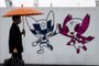 A pedestrian walks past a Tokyo 2020 Olympic and Paralympic Games decoration board bearing illustrations of Games mascots Miraitowa (L) and Someity (R) in Tokyo on May 27, 2021. (Photo by Behrouz MEHRI / AFP)Editoria: SPOLocal: TokyoIndexador: BEHROUZ MEHRISecao: sports eventFonte: AFPFotógrafo: STF<!-- NICAID(14794576) -->