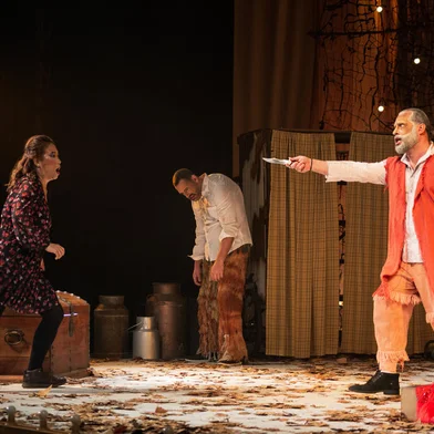 Foto de cena da récita de sábado (17/06/2023) da ópera I Pagliacci, de Leoncavallo, montada por Ospa, Cors e Grupo Tholl no Theatro São Pedro, em Porto Alegre. Na foto, Eiko Senda, Daniel Germano (ao fundo) e Lazlo Bonilla.<!-- NICAID(15459505) -->