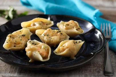 massa , macarrÃ£o , conchiglione , recheado , presunto , molho , restaurante , italiano , itÃ¡lia , cantina , cardÃ¡pio , menu , prato , porcelana , guardanapo , alimento , refeiÃ§Ã£o , almoÃ§o , jantar , comida , gourmet , massa fresca , tempero , gratinado , acompanhamento , suculento , gostoso , cozido , cozinha , mesa , cozinheiro , vegano , vegetariano , refinado , pasta , natural , ninguÃ©m , close up , caseiro , saboroso , fantÃ¡stico , domingo , composiÃ§Ã£o , farinha , conchiglione , destemperados , mãe moderna<!-- NICAID(16279194) -->