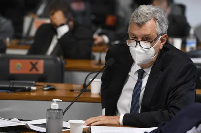 Comissão Parlamentar de Inquérito da Pandemia (CPIPANDEMIA) realiza oitiva do ex-ministro de Estado da Saúde. A Comissão Parlamentar de Inquérito investiga ações do governo federal no enfrentamento da pandemia e aplicação de recursos da União transferidos para estados, Distrito Federal e municípios para essa finalidade. A reunião acontece no formato semipresencial por decisão do presidente do Senado Federal.À bancada, senador Luis Carlos Heinze (PP-RS).Foto: Jefferson Rudy/Agência Senado<!-- NICAID(14776828) -->