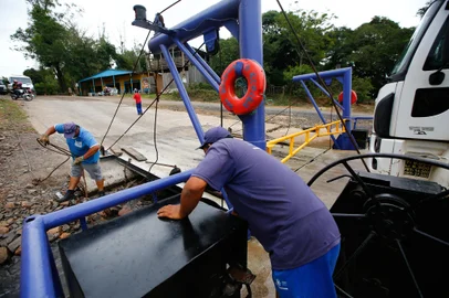 Jonathan Heckler / Agencia RBS Triunfo, RS, Brasil, 18/01/2023 - Travessia de balsa pelo rio Jacuí entre os municípios de Triunfo e São Jerônimo é opção para encurtar trajeto, enquanto não há ponte na região. - Foto: Jonathan Heckler/Agência RBS<!-- NICAID(15324622) -->