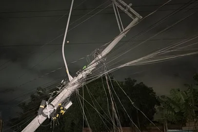 Um carro bateu em um poste na madrugada desta segunda-feira (15), em Canoas, na Região Metropolitana. O acidente foi pouco antes da 1h, na Avenida Getúlio Vargas, próximo a Estação São Luís, da Trensurb, via adjacente à BR-116, no sentido Capital-Interior.<!-- NICAID(16306337) -->