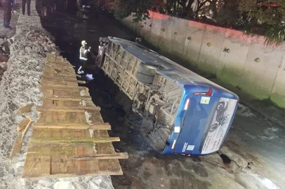 Micro-ônibus sai da pista e cai em vala do Arroio Pinhal, em Caxias do Sul.<!-- NICAID(16068581) -->