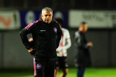 CAXIAS DO SUL, RS, BRASIL, 29/01/2025. Caxias x Brasil-Pe, jogo válido pela terceira rodada do Campeonato Gaúcho 2025 (Gauchão SuperBet) e realizado no estádio Centenário. Na foto, técnico do Caxias, Luizinho Vieira. (Porthus Junior/Agência RBS)<!-- NICAID(15964642) -->