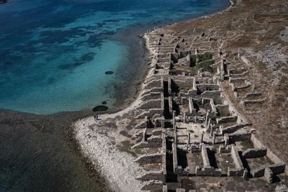 This picture taken on May 24, 2024, shows an aerial view of the archaeological site of Delos island. In the Cyclades archipelago, the archaeological site of Delos, a Unesco World Heritage Site since 1990, is at risk of destruction due to global warming. The island, inhabited today by a handful of archaeologists in summer and two guards in winter, is one of the treasures of the ancient world and was a hub of trade in the Mediterranean during antiquity. The cosmopolitan city, which reached its apogee under the Romans, was home to at least 30,000 people.Its sanctuary dedicated to Apollo, the god of the arts and beauty who, like his sister Artemis, is said to have been born in Delos, attracted pilgrims from all over Greece. (Photo by Aris MESSINIS / AFP)Editoria: ACELocal: Island of DelosIndexador: ARIS MESSINISSecao: human scienceFonte: AFPFotógrafo: STF<!-- NICAID(15787154) -->