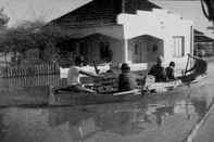 Enchente que atingiu o Rio Grande do Sul no inverno de 1965.Na foto: Canoas - Bairro Mathias Velho-#Envelope: 36277-OBS CDI:Negativo original indisponível no acervo de Zero Hora. Imagem digitalizada a partir do preview impresso da foto do negativo.-<!-- NICAID(16086359) -->