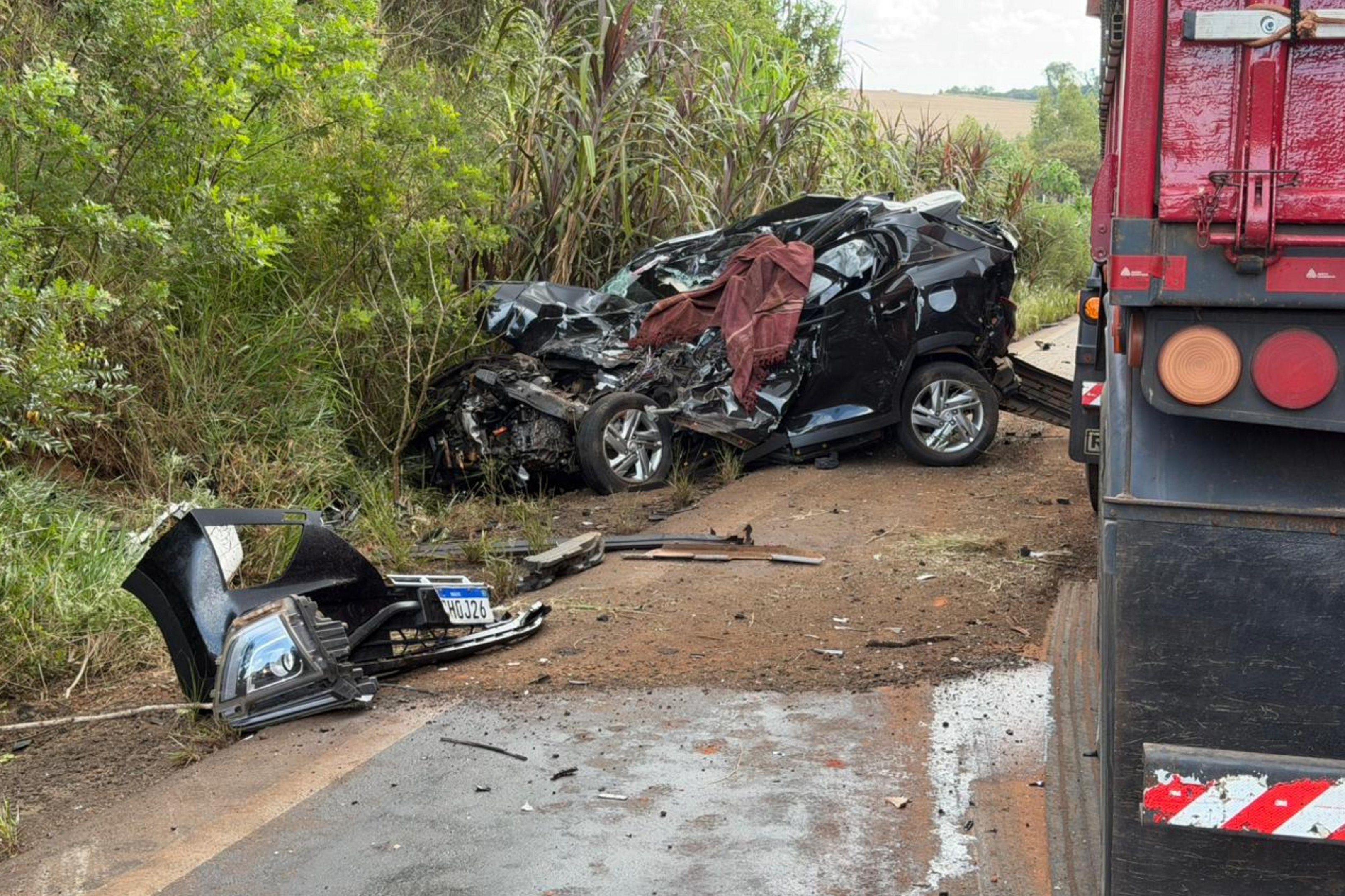 Colis&atilde;o frontal entre carro e caminh&atilde;o deixa um morto na BR-285, em Bozano