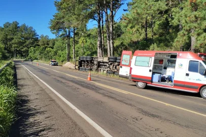 Tombamento de carreta em Jaguari<!-- NICAID(15414887) -->