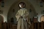 Missa da Meia-Noite. MIDNIGHT MASS (L to R) HAMISH LINKLATER as FATHER PAUL in episode 101 of MIDNIGHT MASS Cr. EIKE SCHROTER/NETFLIX<!-- NICAID(15164348) -->