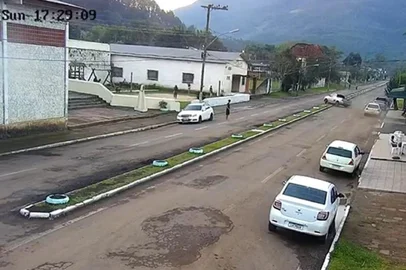 Uma câmera de segurança da prefeitura de Maquiné, no Litoral Norte, registrou, na tarde deste domingo (25), a colisão de um carro com o canteiro central da Rua do Comércio, no distrito de Barra do Ouro.Segundo as imagens, o motorista estava em alta velocidade e, ao tentar desviar de uma bola de futebol, acabou invadindo o canteiro central da via. Devido ao impacto da batida, os quatro pneus do veículo furaram. O homem abandonou o carro.De acordo com o secretário municipal Edgar Richard Monteiro Alves, da Secretaria de Modernização, Planejamento e Segurança, ninguém ficou ferido. Moradores que acompanharam o ocorrido chamaram a Brigada Militar, mas o motorista deixou o local antes da chegada da BM.<!-- NICAID(15466584) -->