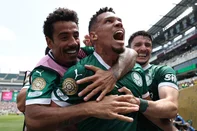 Palmeiras' Brazilian forward #10 Paulinho (C) celebrates with teammates after scoring the opening goal during the FIFA Club World Cup 2025 round of 16 all-Brazilian football match between Palmeiras and Botafogo at Lincoln Financial Field Stadium in Philadelphia on June 28, 2025. (Photo by FRANCK FIFE / AFP)<!-- NICAID(16069631) -->