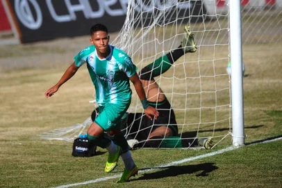 FLORES DA CUNHA, RS, BRASIL, 19/11/2020. Juventdue x Coritiba -  O Juventude encerrou a primeira fase do Campeonato Brasileiro de Aspirantes com goleada. Nesta quinta-feira (19), o Verdão derrotou o Coritiba, por 5 a 0, no Estádio Homero Soldatelli em Flores da Cunha. Em tarde inspirada, o atacante Marcos Vinicios marcou quatro gols e Henrique fechou o placar. Comemoração do terceiro gol do Ju, marcado por Marcos Vinicios. (Porthus Junior/Agência RBS)Indexador: Porthus Junior                  <!-- NICAID(14648095) -->