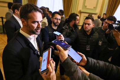 O governador Eduardo Leite se manifestou contra a recriação do benefício da licença-prêmio para membros de carreiras jurídicas do Rio Grande do Sul. A declaração foi dada nesta segunda-feira (14), em entrevista coletiva no Palácio Piratini.<!-- NICAID(16080446) -->