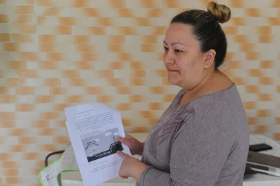 CAXIAS DO SUL, RS, BRASIL, 28/10/2022. Moradores questionam notificação do Samae para que paguem ligação a nova rede de esgoto. Uma das moradoras do bairro Reolon relata que investimento é de cerca de R$ 10 mil. Na foto, Jenifer Traiber, moradora da rua Clóvis Gonçalves Maciel. (Bruno Todeschini/Agência RBS)<!-- NICAID(15248970) -->