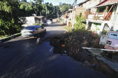 CAXIAS DO SUL, RS, BRASIL, 09/06/2022. Moradores da Rua Luis Antônio de Oliveira, no bairro Mariane II, reclamam de cratera aberta ainda em 02 de maio, depois da forte chuva em Caxias do Sul. Duas casas estão interditadas. (Bruno Todeschini/Agência RBS)<!-- NICAID(15119355) -->