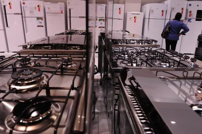 Governo vai baixar IPI da linha branca de eletrodomésticos. Foto na loja Colombo.<!-- NICAID(7729915) -->