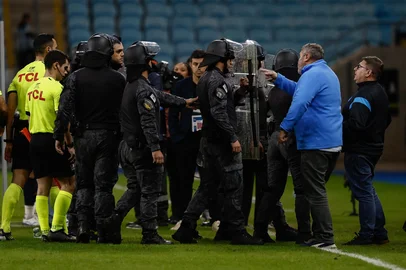Eduardo Magrisso, dirigente do Grêmio, reclama da arbitragem em Grêmio x CSA<!-- NICAID(16042212) -->