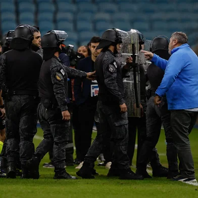 Eduardo Magrisso, dirigente do Grêmio, reclama da arbitragem em Grêmio x CSA<!-- NICAID(16042212) -->
