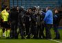 Revolta com a arbitragem, cédulas atiradas e cuspe: os bastidores da eliminação do Grêmio na Copa do Brasil