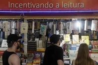 PORTO ALEGRE, RS, BRASIL, 15-11-2025: Movimento de publico na Feira do Livro de Porto Alegre, na Praca da Alfandega. Foto: Mateus Bruxel/Agencia RBSIndexador: MATEUS BRUXEL<!-- NICAID(16168128) -->