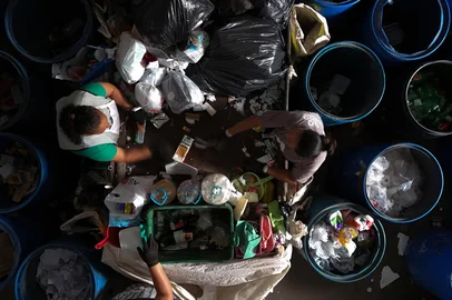Jeff Botega / Agencia RBS Porto Alegre, RS, Brasil — Matéria sobre o sistema de coletas de lixo na cidade. Imagem registrada na Usina de Triagem do Chocolatão, na capital.<!-- NICAID(16180613) -->