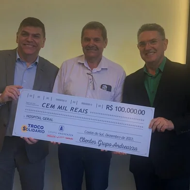 O programa que convida clientes a doarem pequenas quantias através no troco, doou na manhã de hoje 340 mil reais a seis instituições de Caxias do Sul. Entre elas, os hospitais Geral e Pompeia que ganharam 100 mil reais cada. APADEV e Anjos Voluntários foram beneficadas com 40 mil reais cada e o Lar da Velhice São Francisco e o Mão Amiga ganharam 30 mil. Na foto, da esquera para a direita, Sandro Junqueira, Jaime Andreazza e José Quadros dos Santos.<!-- NICAID(15296284) -->