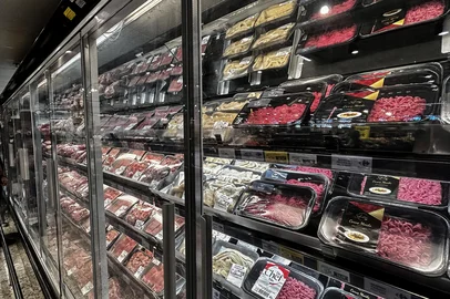 Customers shop in the meat section of the Carrefour supermarket, in Sao Paulo, Brazil, on November 25, 2024. Supermarkets in Brazil belonging to French retail giant Carrefour are facing a boycott over the company's announcement it will not sell meat from Mercosur countries in France. The row is linked to France's opposition to finalizing a European Union trade deal with Mercosur -- covering Brazil, Argentina, Uruguay and Paraguay -- amid protests from French farmers who fear the pact would open the door to unfair competition. (Photo by Nelson ALMEIDA / AFP)Editoria: FINLocal: Sao PauloIndexador: NELSON ALMEIDASecao: economy (general)Fonte: AFPFotógrafo: STF<!-- NICAID(15921985) -->