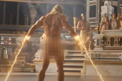 Cena de nudez em Thor - Amor e Trovão<!-- NICAID(15133163) -->