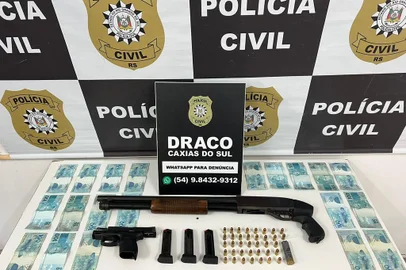 Homem suspeito de envolvimento em quase 30 roubos de veículo é preso em Caxias do Sul. Com ele, foram apreendidos uma pistola calibre .380 e uma espingarda calibre 12, além de uma quantia de dinheiro não informada.<!-- NICAID(15412560) -->