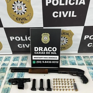 Homem suspeito de envolvimento em quase 30 roubos de veículo é preso em Caxias do Sul. Com ele, foram apreendidos uma pistola calibre .380 e uma espingarda calibre 12, além de uma quantia de dinheiro não informada.<!-- NICAID(15412560) -->