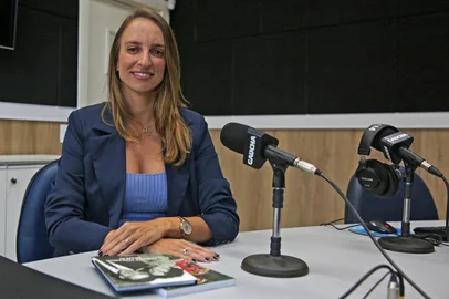 CAXIAS DO SUL, RS, BRASIL, 04/02/2025. Valquíria Vita, jornalista e proprietária da Legado Histórias de Vida, no estúdio da Gaúcha Serra. (Porthus Junior/Agência RBS)Indexador: Porthus JUNIOR<!-- NICAID(15968605) -->