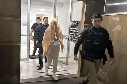 Ronaldo Bernardi / Agência RBS Nesta quinta-feira (11), o Departamento Estadual de Investigações do Narcotráfico (Denarc) realiza a Operação Apakani contra a lavagem de capitais de facção no Rio Grande do Sul, em Santa Catarina, no Paraná, em São Paulo e no Mato Grosso do Sul.<!-- NICAID(16304069) -->