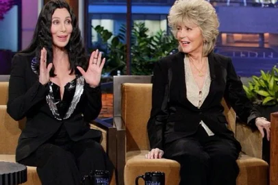 Cher e a mãe, Georgia Holt, durante entrevista ao Tonight Show.<!-- NICAID(15292986) -->