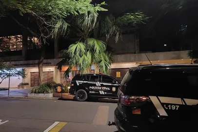 Criminosos fazem reféns e roubam cofre em Porto Alegre<!-- NICAID(16204396) -->