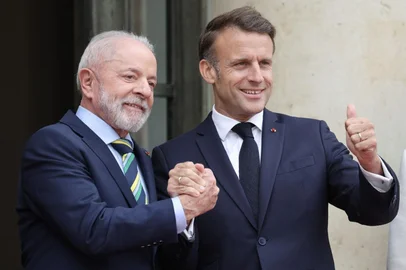 France's President Emmanuel Macron welcomes Brazil's President Luiz Inacio Lula da Silva before a meeting at The Elysee Presidential Palace in Paris on June 5, 2025. (Photo by Ludovic MARIN / AFP)<!-- NICAID(16052806) -->