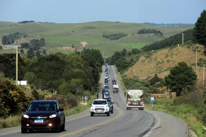 CAXIAS DO SUL, RS, BRASIL, 12/10/2020. Movimento na RSC-453, Rota do Sol, no final do feriado de Nossa Senhora Aparecida (Dia das Crianças). Na foto, trecho do Km 179, em Apanhador, pouco depois do presídio, no sentido Caxias/Litoral. (Porthus Junior/Agência RBS)<!-- NICAID(14614833) -->