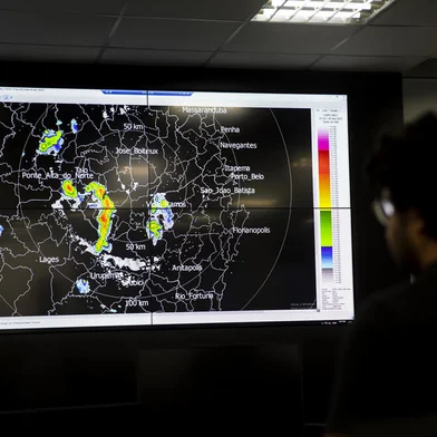 FLORIANOPOLIS, SC, BRASIL, 28.09.2023: Setor metereológico do Centro Integrado de Gerenciamento de Riscos e Desastres de Santa Catarina. Foto: Camila Hermes/Agencia RBS<!-- NICAID(15558576) -->