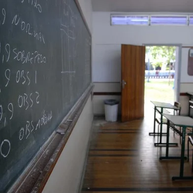 Tempo de permanência dos estudantes na sala de aula ( foto no IEE, Instituto de Educação Estadual)
