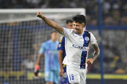 Godoy Cruz's Uruguayan midfielder #13 Roberto Fernandez celebrates after scoring during the Argentine Professional Football League Tournament 2024 'Cesar Luis Menotti' match between Boca Juniors and Godoy Cruz at 'La Bombonera' Stadium in Buenos Aires on November 6, 2024. (Photo by Luis ROBAYO / AFP)Editoria: SPOLocal: Buenos AiresIndexador: LUIS ROBAYOSecao: soccerFonte: AFPFotógrafo: STF<!-- NICAID(15997675) -->