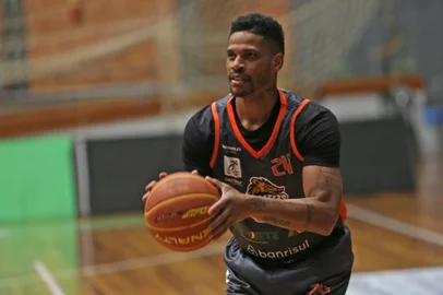 CAXIAS DO SUL, RS, BRASIL, 17/09/2024. Treino do Caxias do Sul Basquete no ginásio do Sesi. O time se prepara para a temporada 2024/2025 do NBB. Na foto, Shamell. (Porthus Junior/Agência RBS)Indexador: Porthus JUNIOR<!-- NICAID(15868937) -->