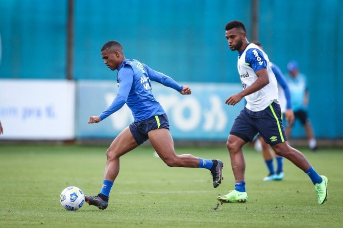Douglas Costa será titular do Grêmio contra o Atlético-MG ; veja relacionados